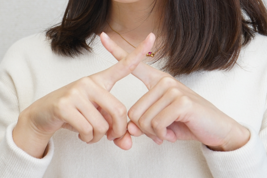拒否をしている女性の画像